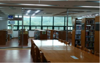도서관 2층에 있는 종합열람실 모습