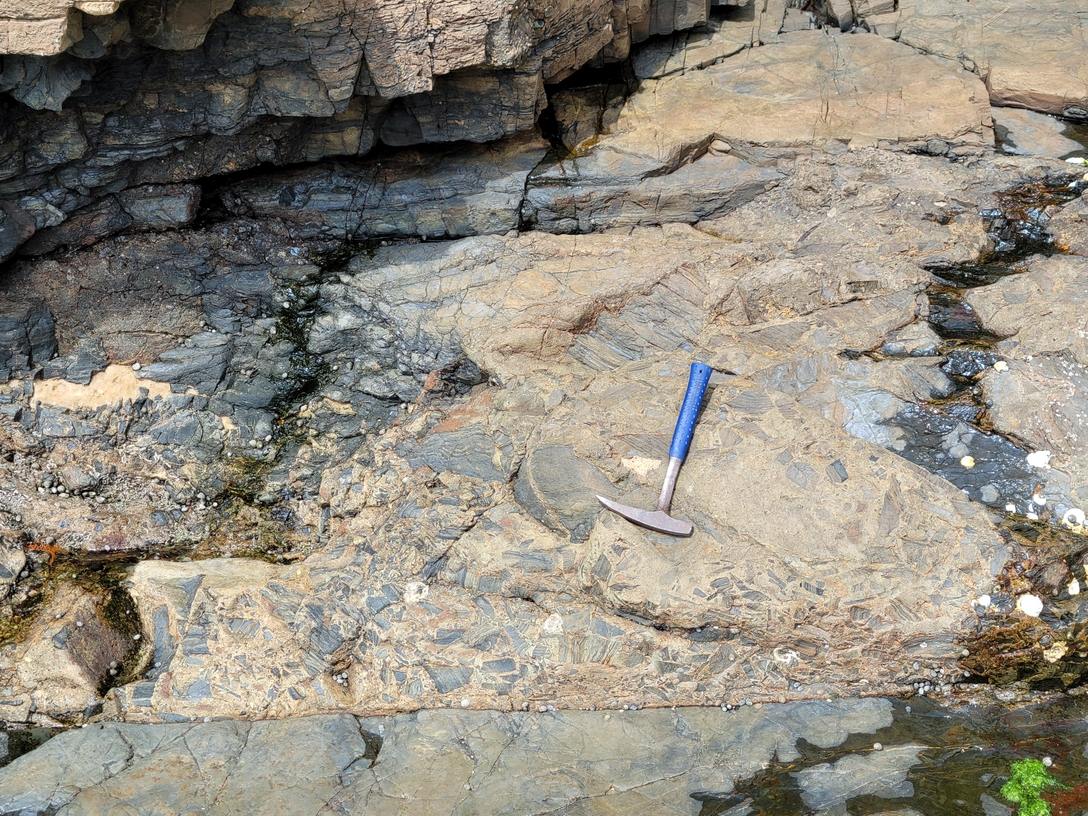 쇄설성 암맥의 전경사진