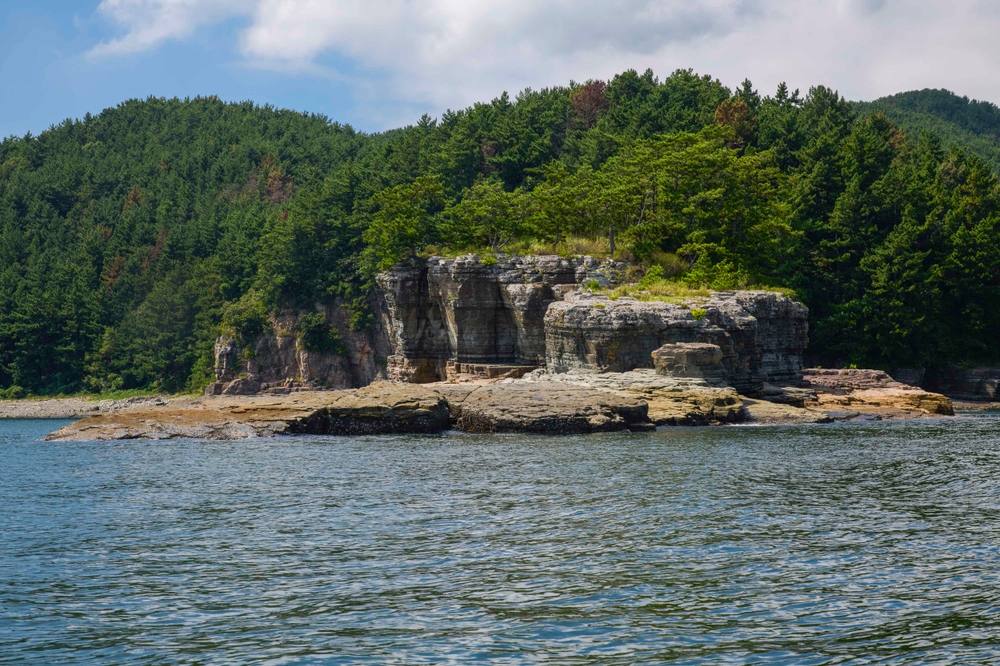 양어장 주변 해안의 전경